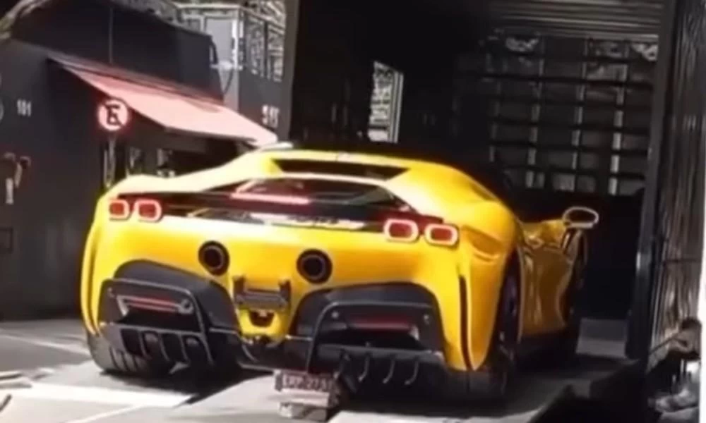 Απίστευτο βίντεο: Καινούργια Ferrari του 1,5 εκατομμυρίου πέφτει από φορτηγό!